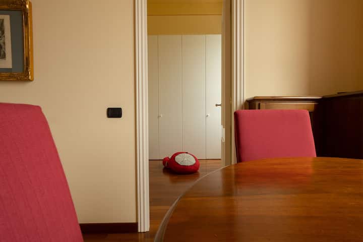 مدخل غرفة النوم 2 مباشرة من غرفة المعيشة