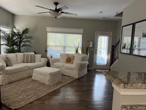 Top Airbnb: Stylish 2 Bd/2.5 Ba Townhome in Antioch Priest Lake