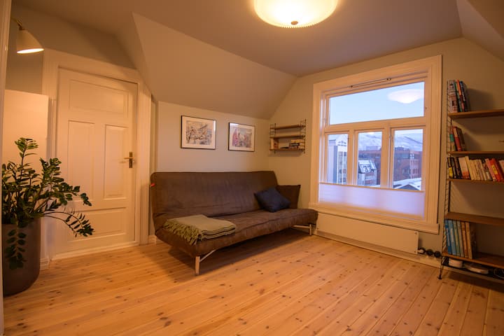 En el segundo piso entras en la sala de TV. El sofá se puede convertir en una cama doble.