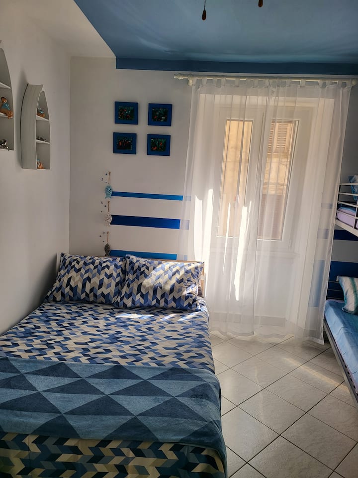 spálňa s manželskou posteľou 140x200 
spálňa s manželskou posteľou