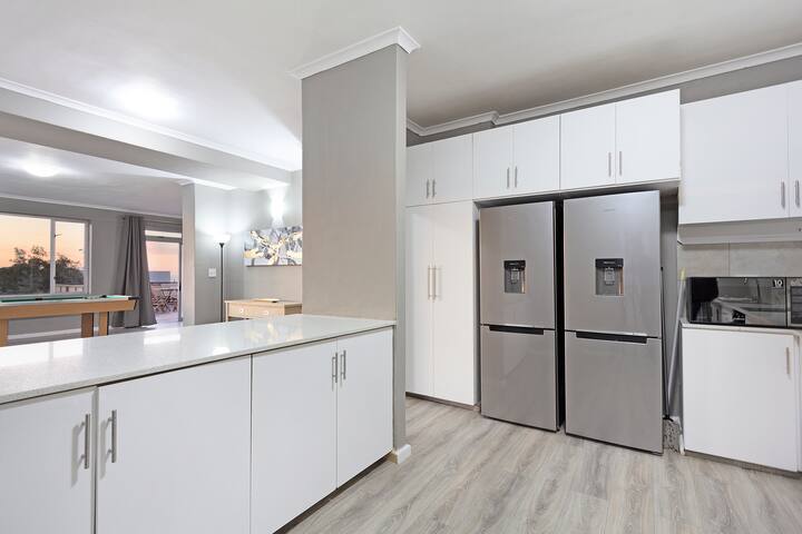 Luxurious 4-Bedroom Apartment with Pool gallery image 5