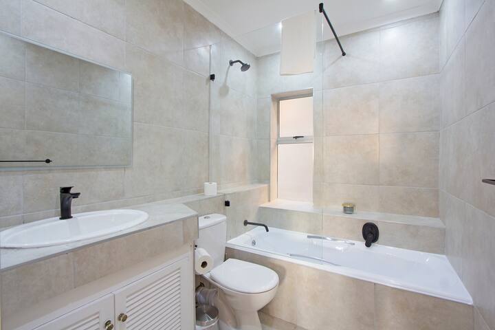 Luxurious 4-Bedroom Apartment with Pool gallery image 4