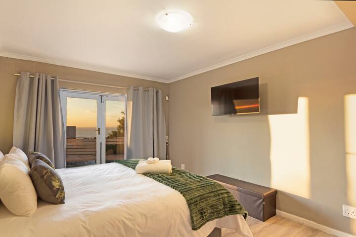 Luxurious 4-Bedroom Apartment with Pool gallery image 3