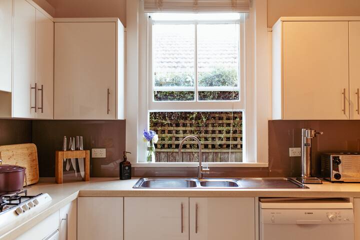 Peaceful, designer federation home gallery image 5