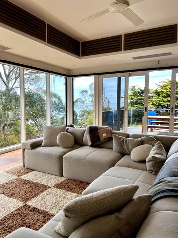 Treehouse – 2 min walk to the beach & ocean views! gallery image 5