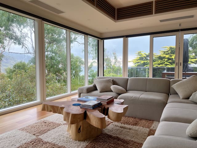 Treehouse – 2 min walk to the beach & ocean views! gallery image 4