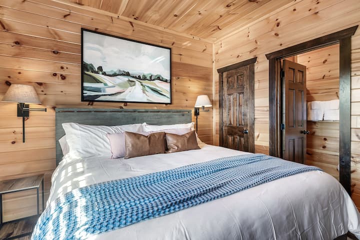 Despierta con los Smokies en esta suite King Master del primer piso.