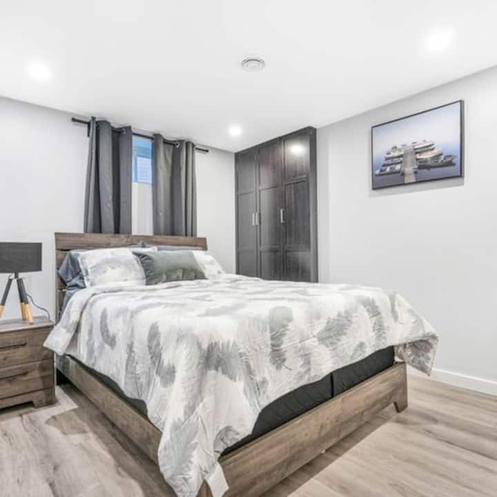 Dhoma kryesore e gjumit ka një krevat dopio "queen", tavolinë anësore, abazhur, dollap dhe dollap për të ruajtur rrobat dhe sendet e tua personale.