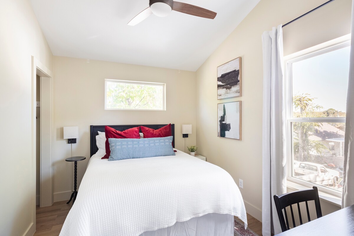 Deze slaapkamer heeft een queensize traagschuimmatras en een bureau om een aantal last-minute e-mails in te halen.