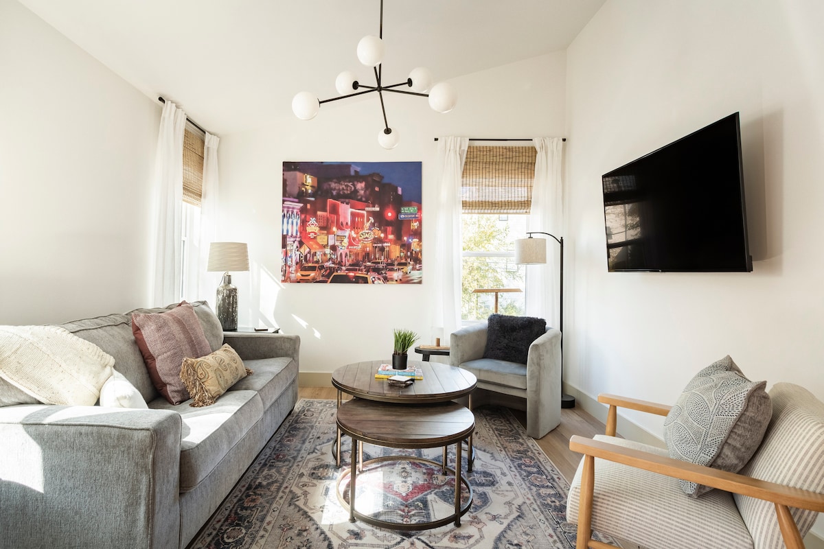 Perfecte plek om te ontspannen voor een avondje uit op Broadway.  Comfortabele bank naar een koningin voor een goede nachtrust.