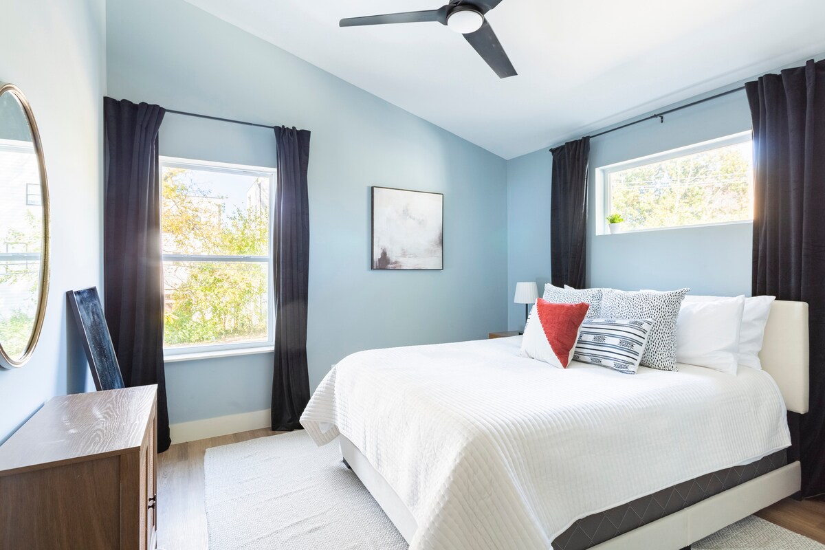 Slaap het blauw weg in deze grote slaapkamer met een queensize traagschuimmatras en weelderige fluwelen verduisterende gordijnen.