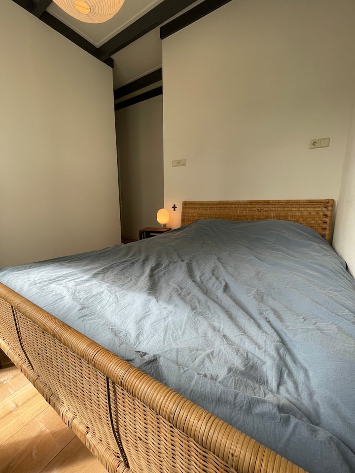 Მთავარი საძინებელი 1,60 საწოლით