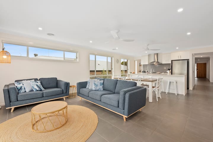 Light bright and modern 4BR family getaway