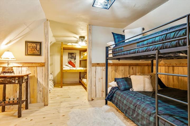 ¡Ahora tenemos 2 camas queen separadas en esta habitación! Se permiten adultos en ambas camas 