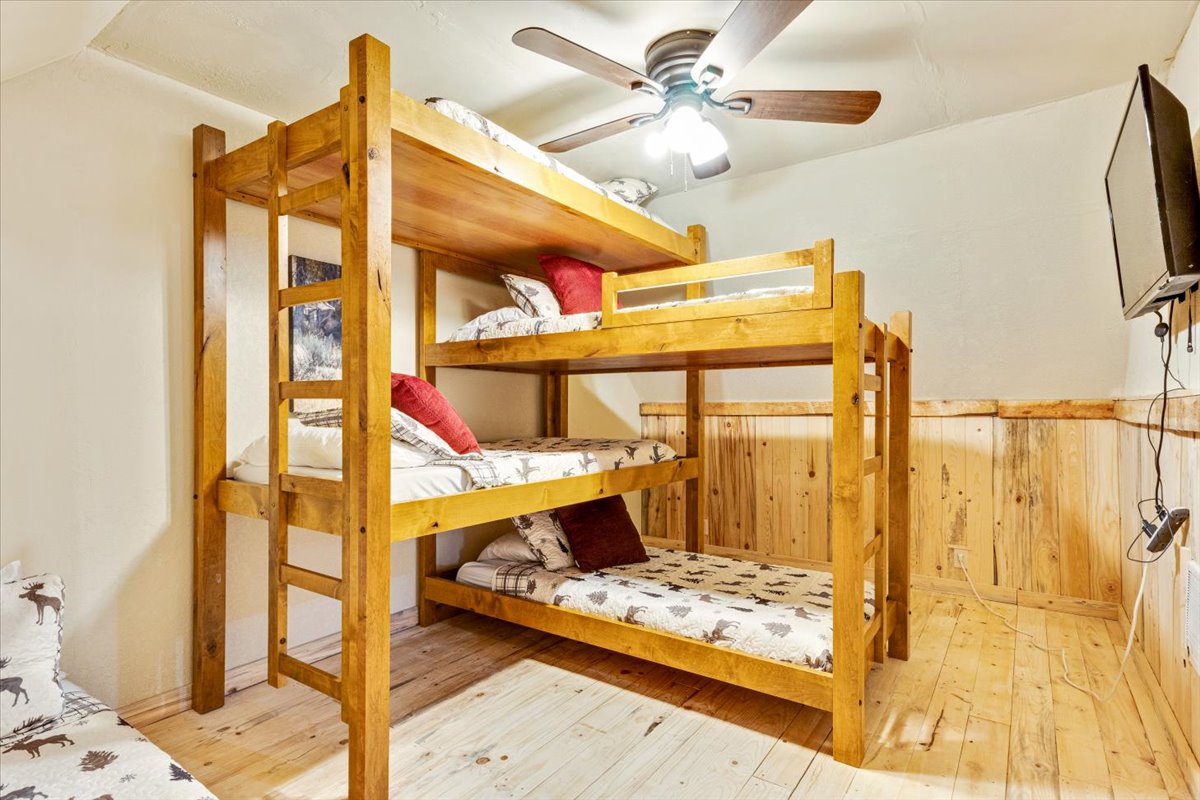 4 lits superposés sur mesure, parfait pour les enfants ! Soirées cinéma pour enfants dans cette chambre sympa ! 