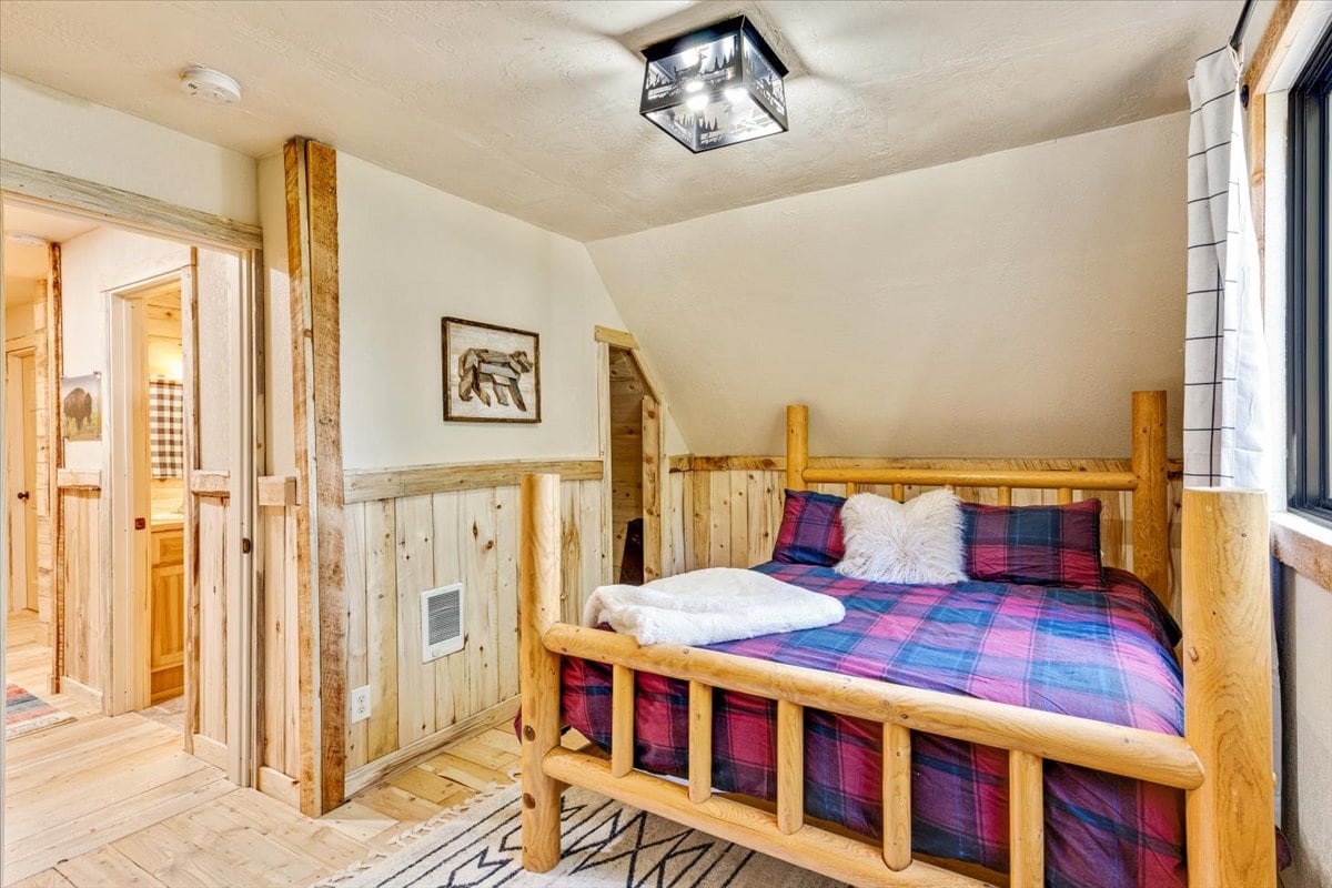 Chambre queen à l'étage - l'un des matelas les plus confortables sur lesquels vous dormirez !