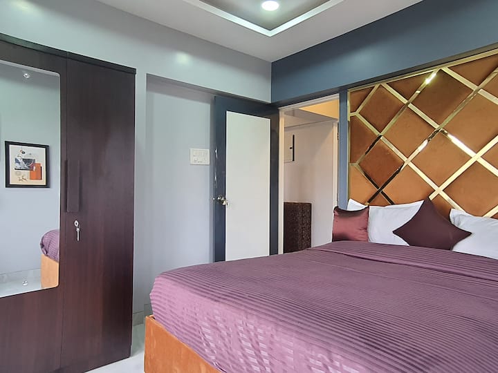 ห้องนอน 1: ฟังดูดีในห้องนอนที่อบอุ่นของเรา! สถานที่พักผ่อนที่เงียบสงบแห่งนี้มีเตียงที่สะดวกสบายเหมาะสำหรับการเติมพลังหลังจากวันที่ยาวนาน เพลิดเพลินกับการนอนหลับพักผ่อนและตื่นขึ้นมารับความสดชื่นและมีชีวิตชีวา
