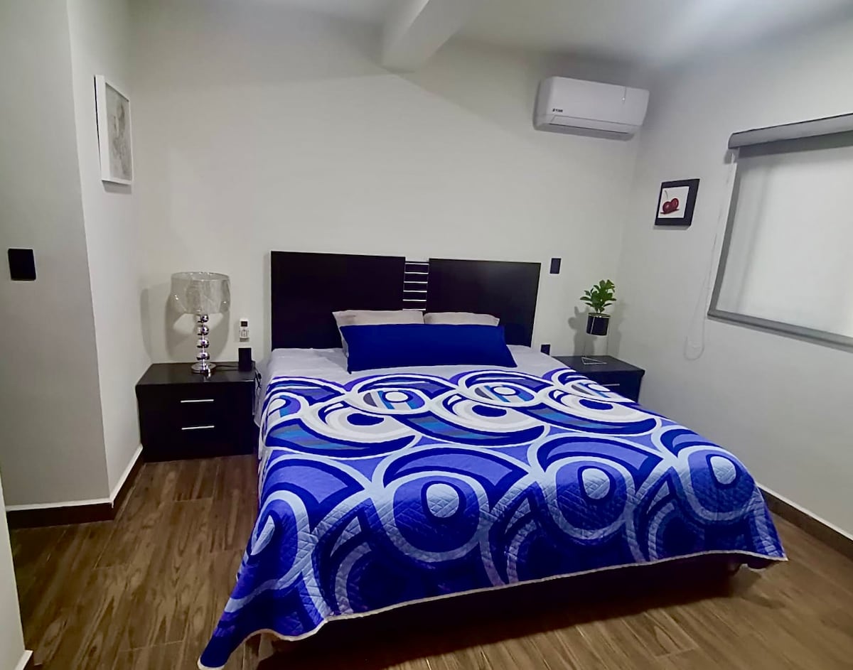 Dormitorio con cama tamaño king. 