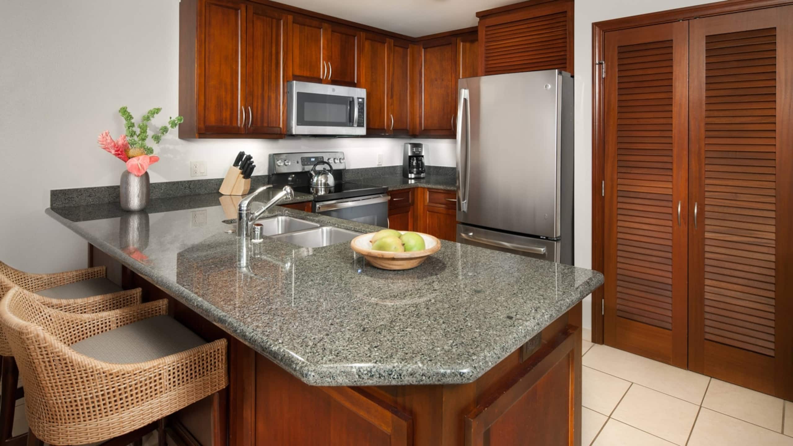 Condo in Lahaina · ★5.0 · 2 bedrooms · 4 beds · 2 private baths - Image 6