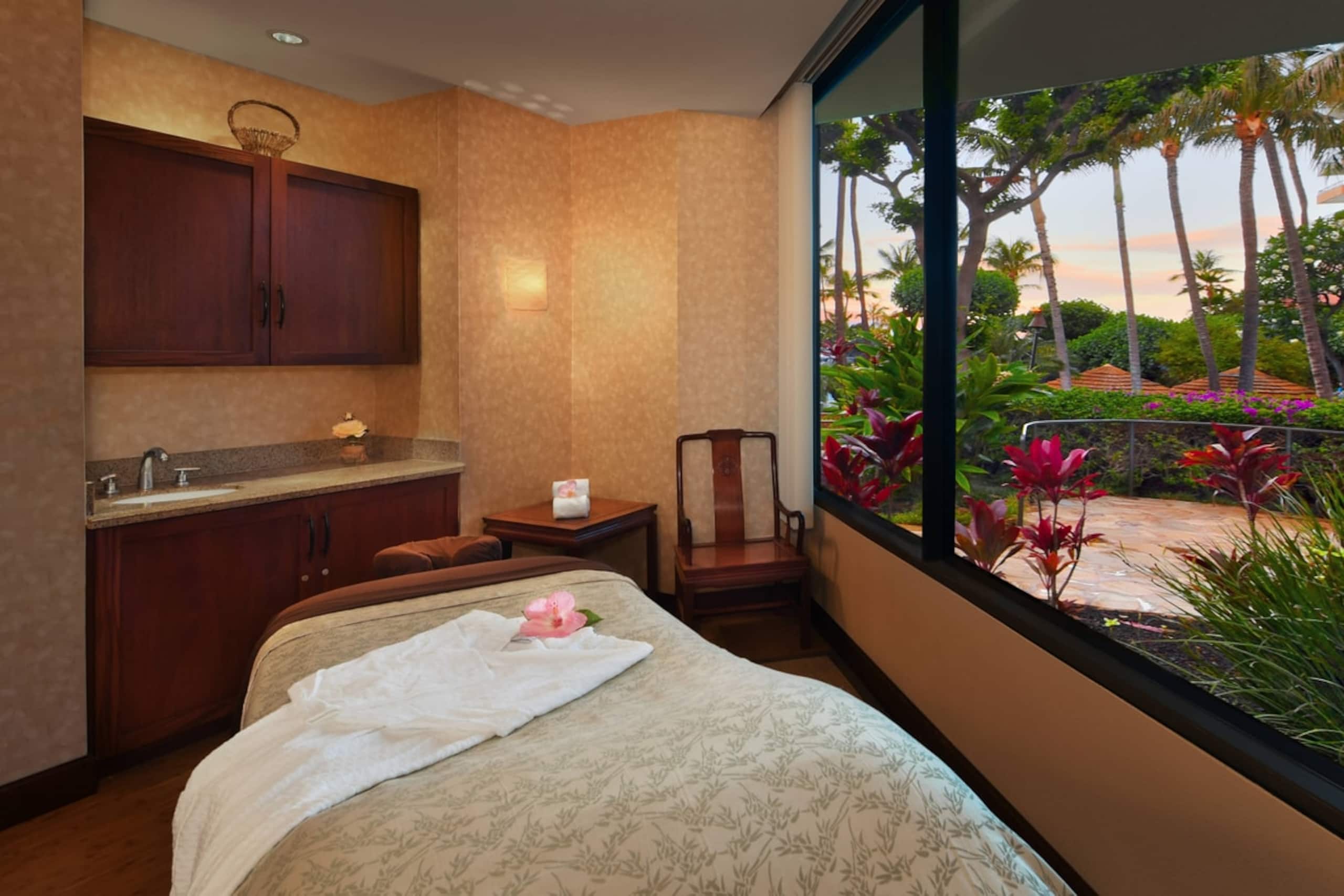 Condo in Lahaina · ★5.0 · 2 bedrooms · 4 beds · 2 private baths - Image 15