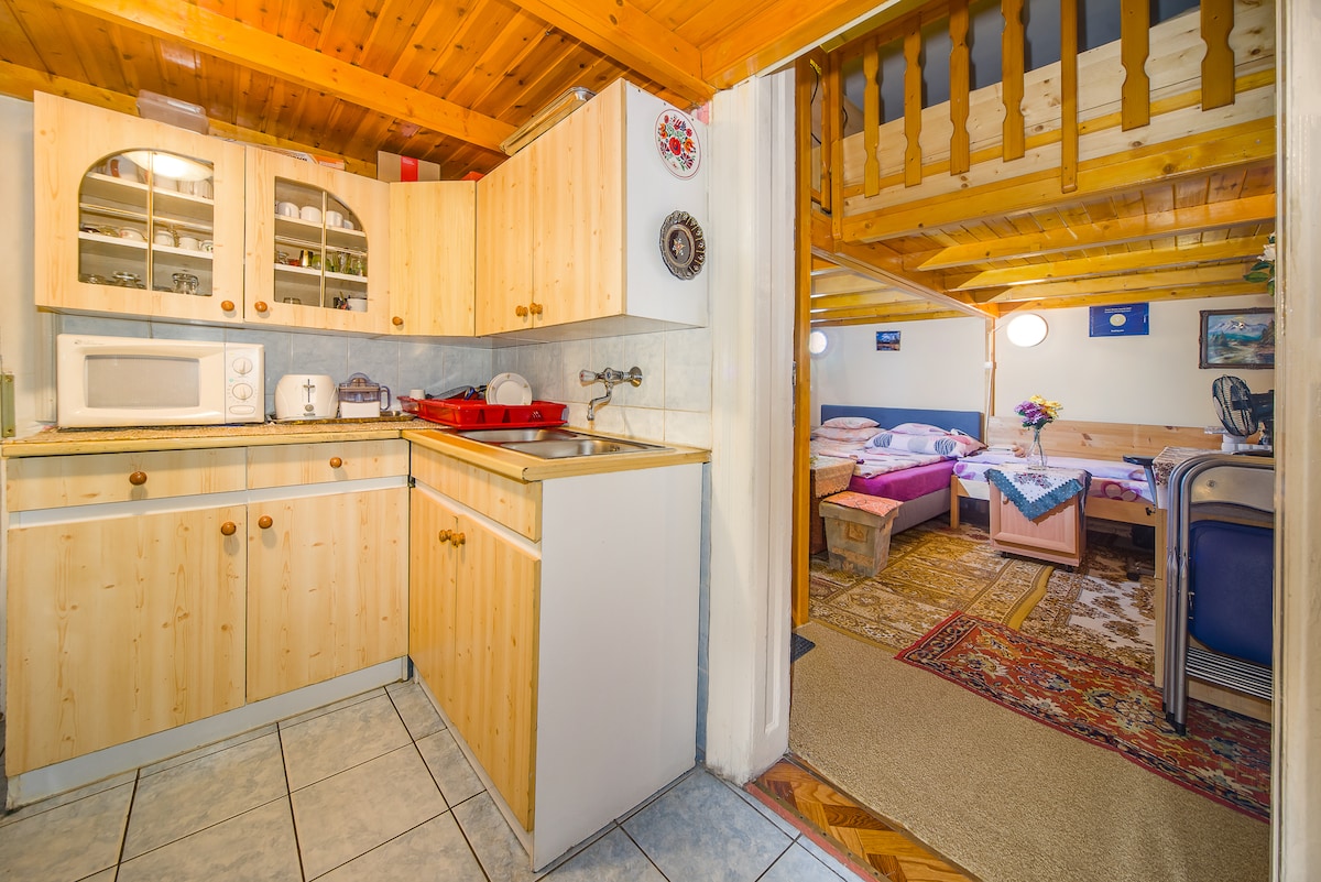 Közös konyha. Privát szoba.
ห้องครัวรวม ห้องนอนส่วนตัว
