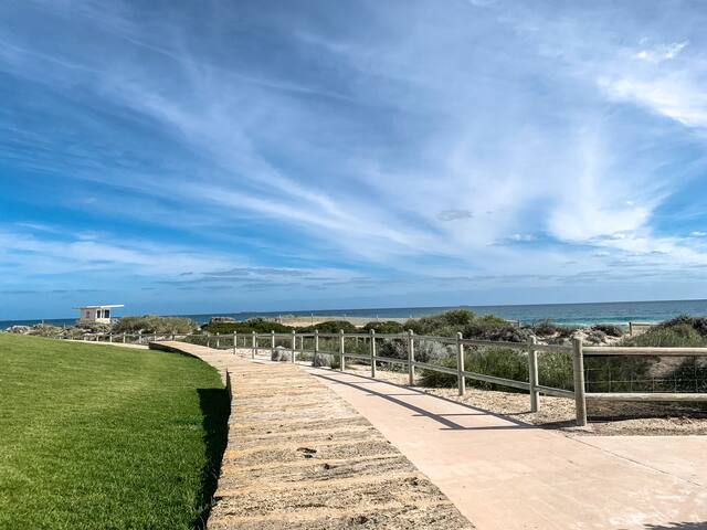 The Retreat on Nautilus ~ walk to beach gallery image 2