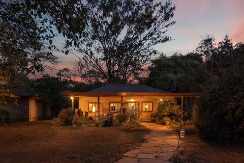 The Artists' Cottage - 2 BR, office, amazing patio