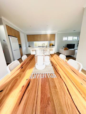 BRAND NEW Modern 5 bedroom beach house gallery image 4