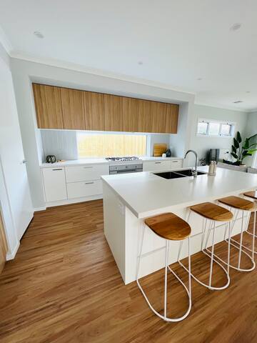 BRAND NEW Modern 5 bedroom beach house gallery image 5