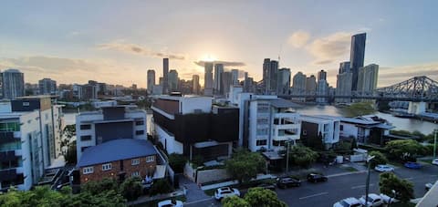 Successful Airbnb property: Apartment with Panoramic Views in New Farm