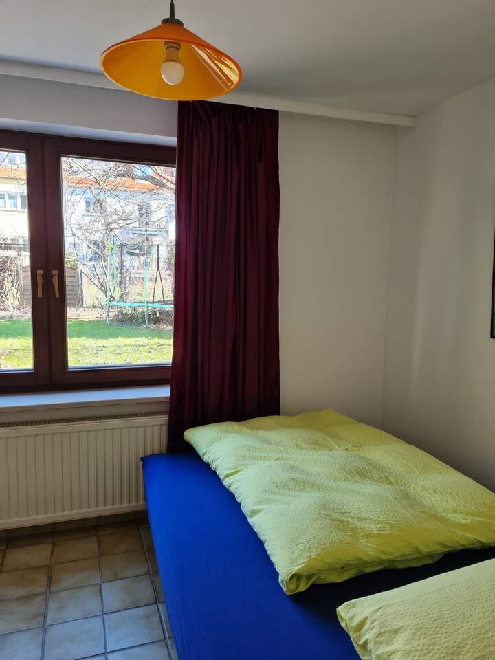 Cama en una habitación más pequeña
