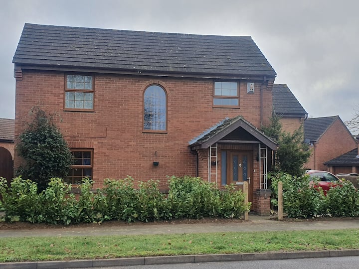 Spacious Four Bed Home In Roman Town - Towcester