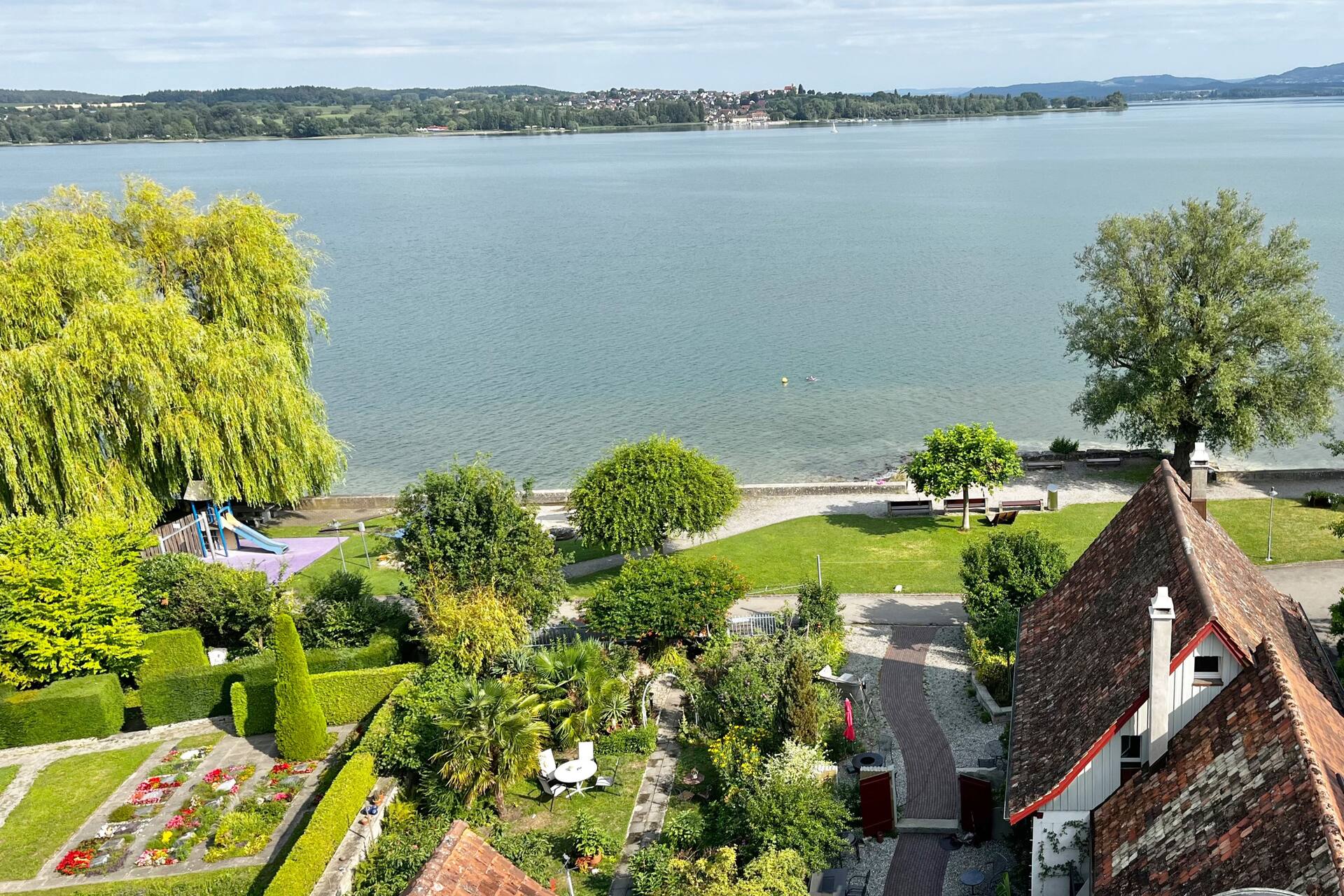 Attic studio with 180° lake view & direct lake access