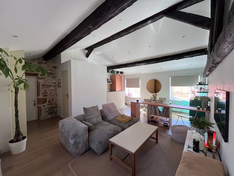 Annonce Airbnb populaire: Designer apartment with stunning views of Fourvière à Lyon 1er Arrondissement