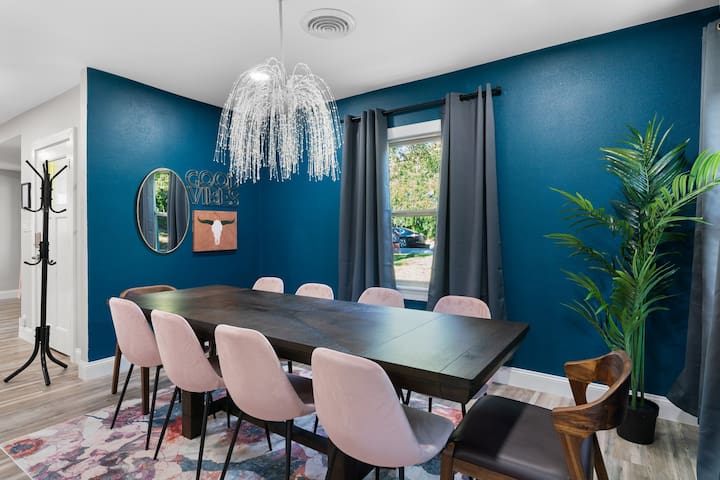 Glamorous Bungalow-5 min to DT Austin gallery image 2