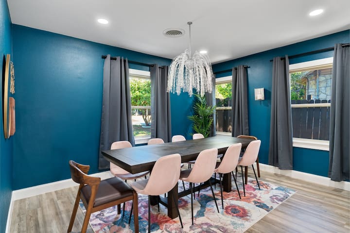 Glamorous Bungalow-5 min to DT Austin gallery image 3