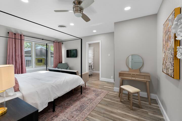 Glamorous Bungalow-5 min to DT Austin gallery image 5