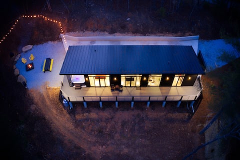 Zenplicity Cabin. Hot tub, views, modern design!