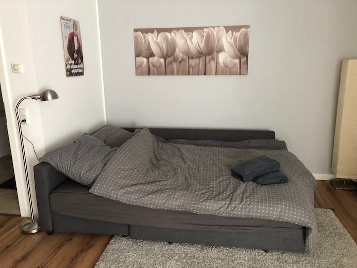 Spací gauč v suteréne