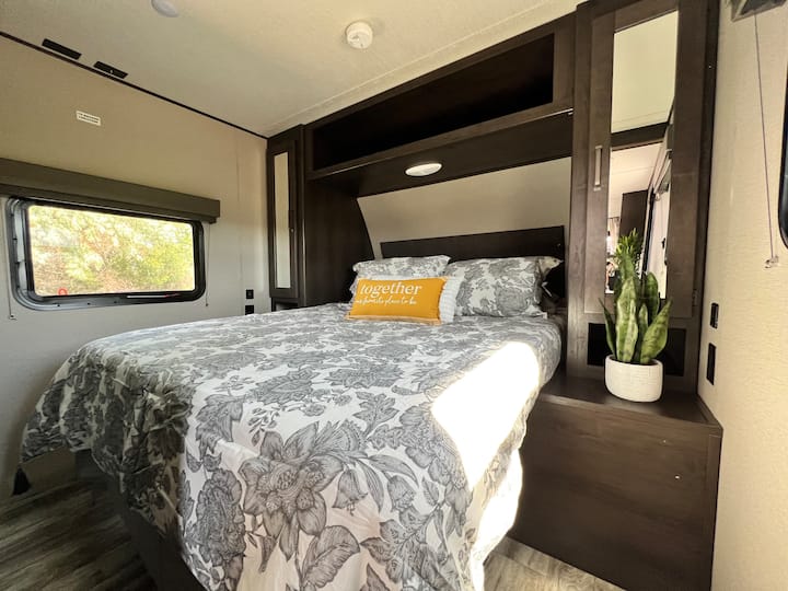 Delightful Camper/RV with outdoor fire pit Campers/RVs for Rent in