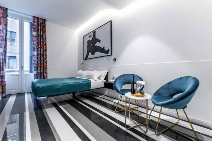 A due passi da Fontana di trevi gallery image 3