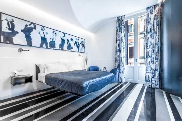 A due passi da Fontana di trevi