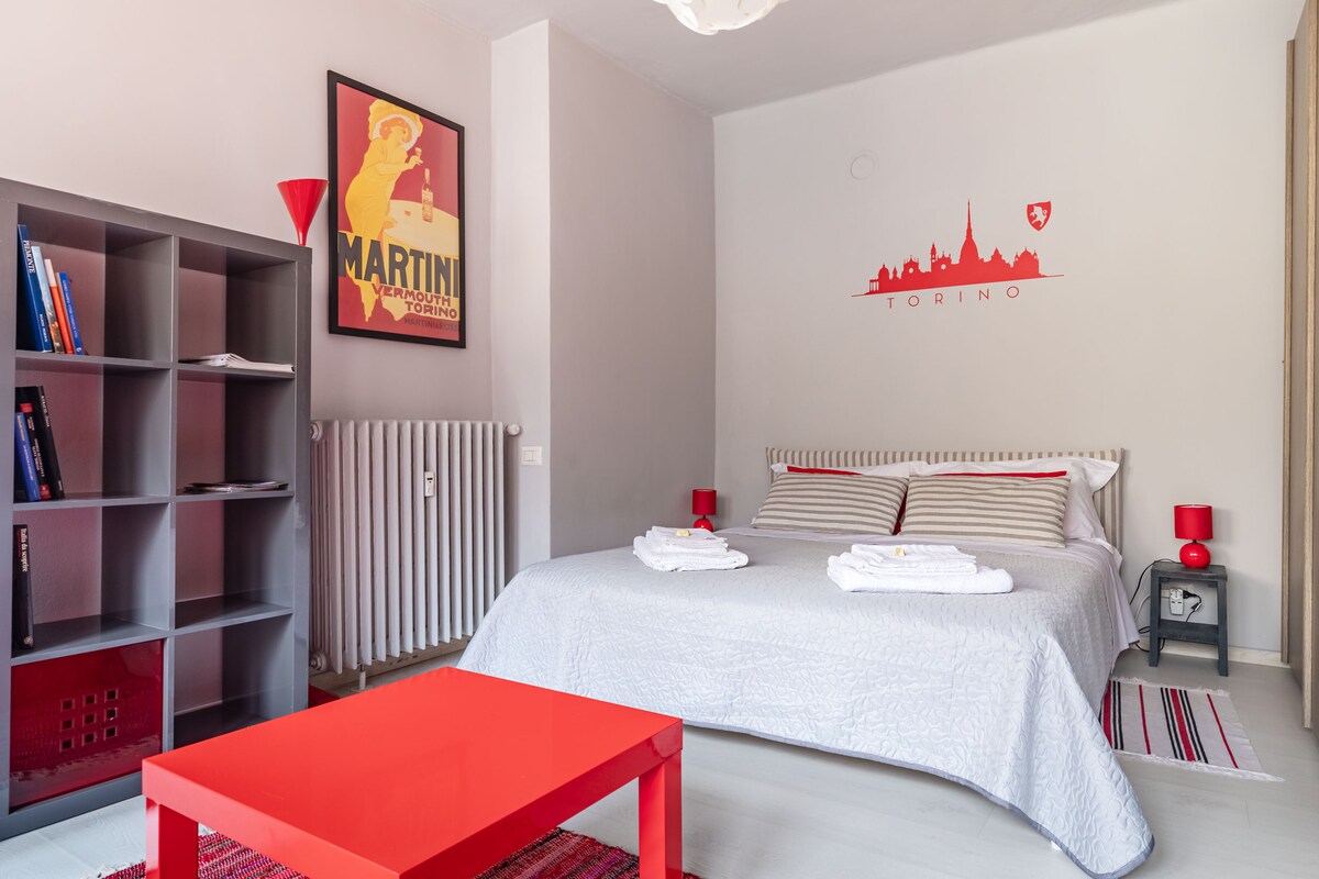 Dormitorio muy tranquilo ya que las ventanas dan al patio interior.
Equipado con aire acondicionado.