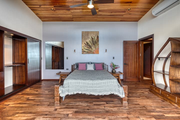 חדר השינה השני בקומה העליונה - מיטת קווין