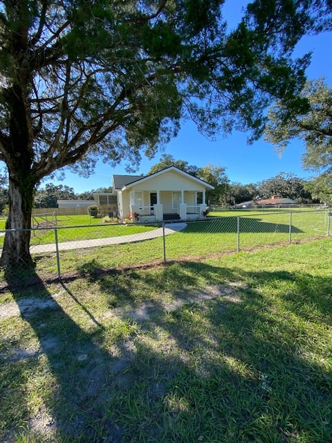 Spacious Bungalow ~ Hot Tub, BBQ & Ping Pong Table