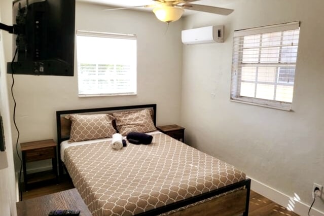 ห้องนอนแรกอยู่ชั้นบน  ห้องนอนทั้งสองห้องอยู่ชั้นบน