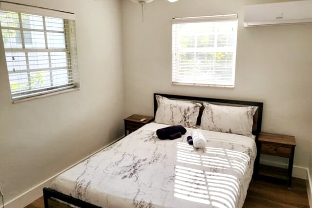 ห้องนอนที่สองที่มีเตียงขนาดควีนไซส์