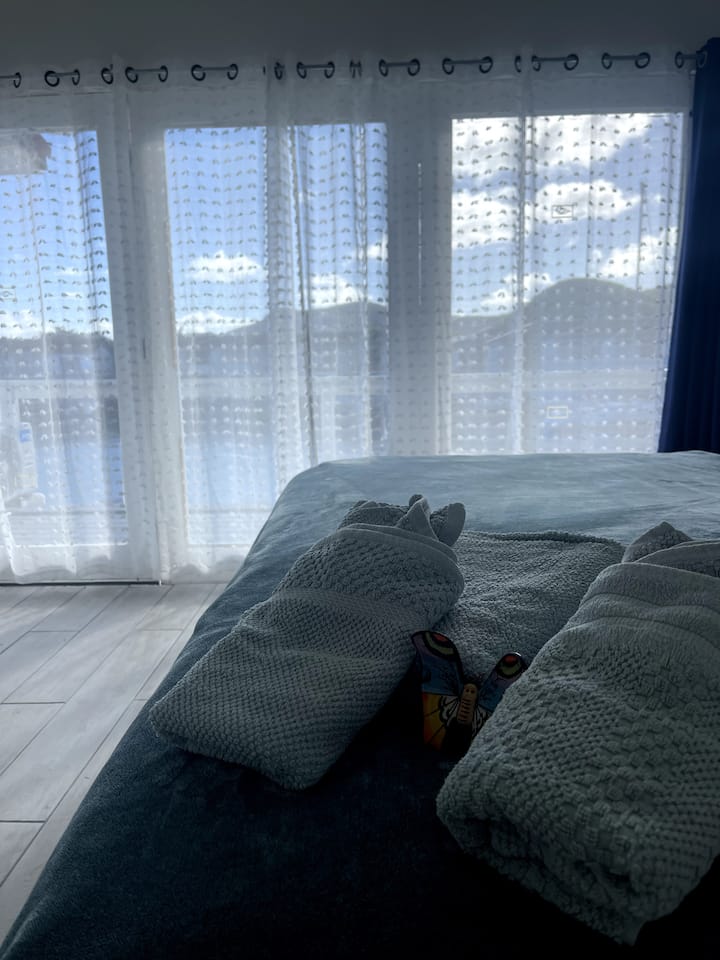 Dormitorio principal con balcón privado con vistas al agua
