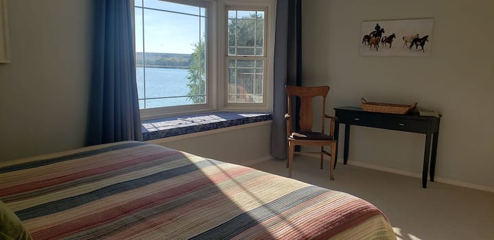 Спалня 5 на приземния етаж, голямо двойно легло, самостоятелна баня с отделна вана и душ.