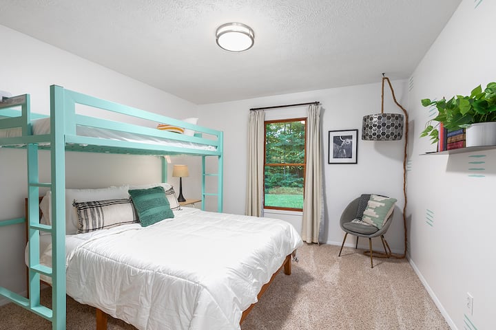 Chambre avec lits jumeaux et lits queen size. Rideaux occultants.